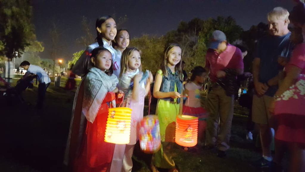 Ánh mắt lung linh hạnh phúc được rước đèn của các em. (Hình: Đằng-Giao/Người Việt)