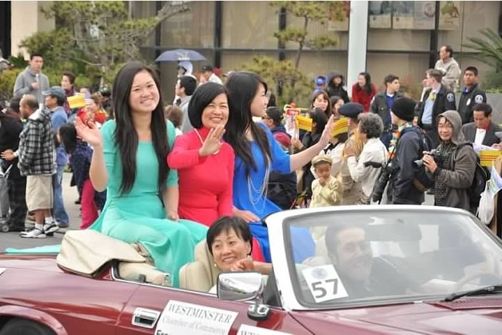 Diễn hành Tết. Ba mẹ con: Josephine Nguyễn Hoài-Yến & Frances Nguyen (Thế-Thủy) & Caroline Nguyễn Hoài-Phượng.