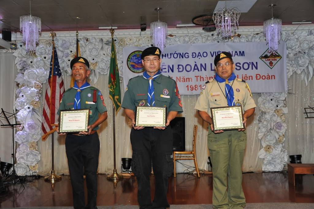 Các trưởng được bằng khen.