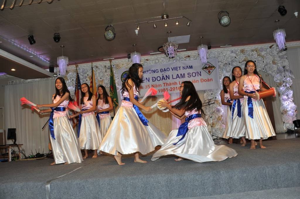 Các em thiếu trong màn múa quạt.