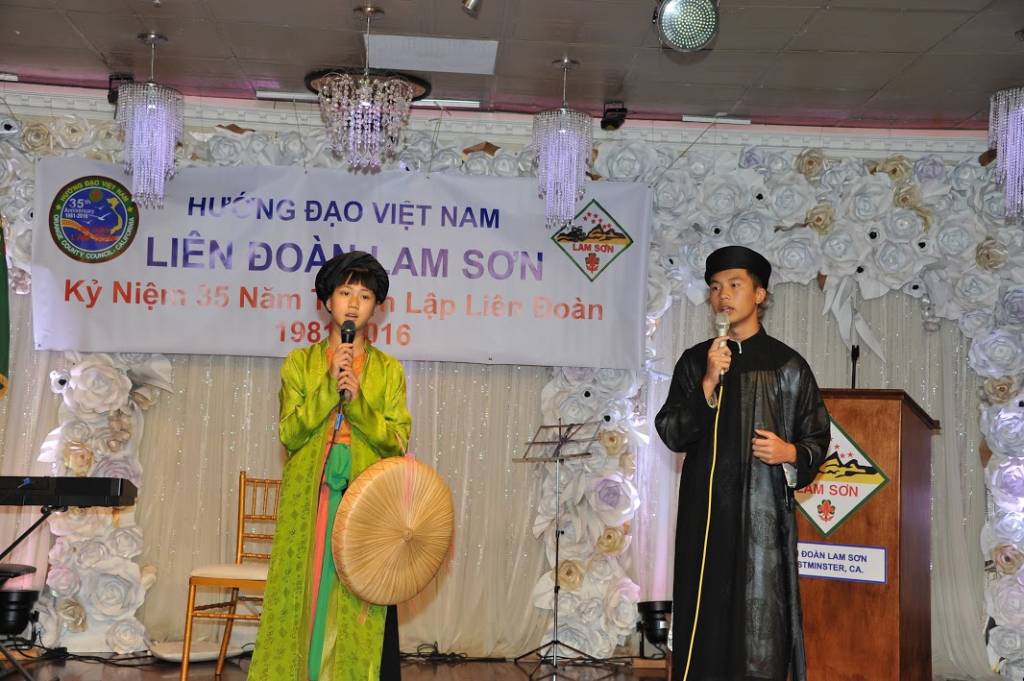 Hai em hát quan họ Bắc Ninh.