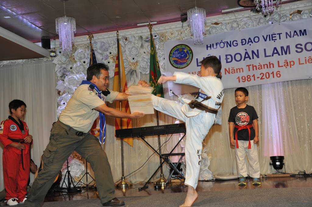 Biểu diễn cú đá công phá.