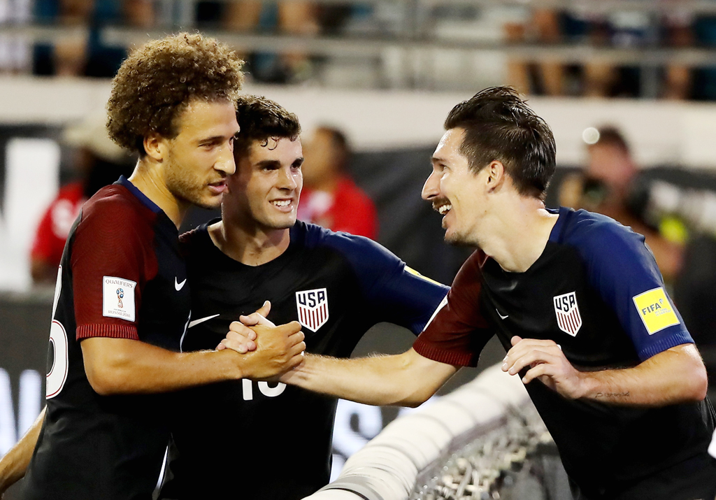 Tiền vệ Sacha Kljestan số 16 (phải) của tuyển Mỹ được đồng đội Christian Pulisic số 10 (giữa) và Fabian Johnson số 23 chúc mừng sau khi ghi bàn thắng vào lưới Trinidad and Tobago trong trận đấu vòng loại World Cup 2018 khu vực CONCACAF diễn ra trên sân EverBank Field, Jacksonville, Florida ngày 6 tháng 9, 2016. (Hình: Getty Images)