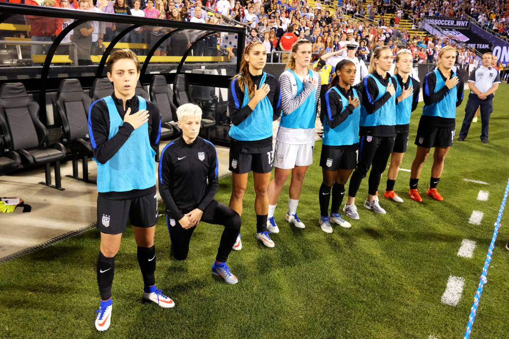 Nữ cầu thủ Megan Rapinoe số 15 của đội tuyển nữ Hoa Kỳ chỉ quỳ gối một chân trong lúc hát quốc ca Mỹ trước trận đấu giữa tuyển nữ Hoa Kỳ với tuyển nữ Thái Lan diễn ra trên sân MAPFRE Stadium, Columbus, Ohio ngày 15 tháng 9, 2016. (Hình: Getty Images)