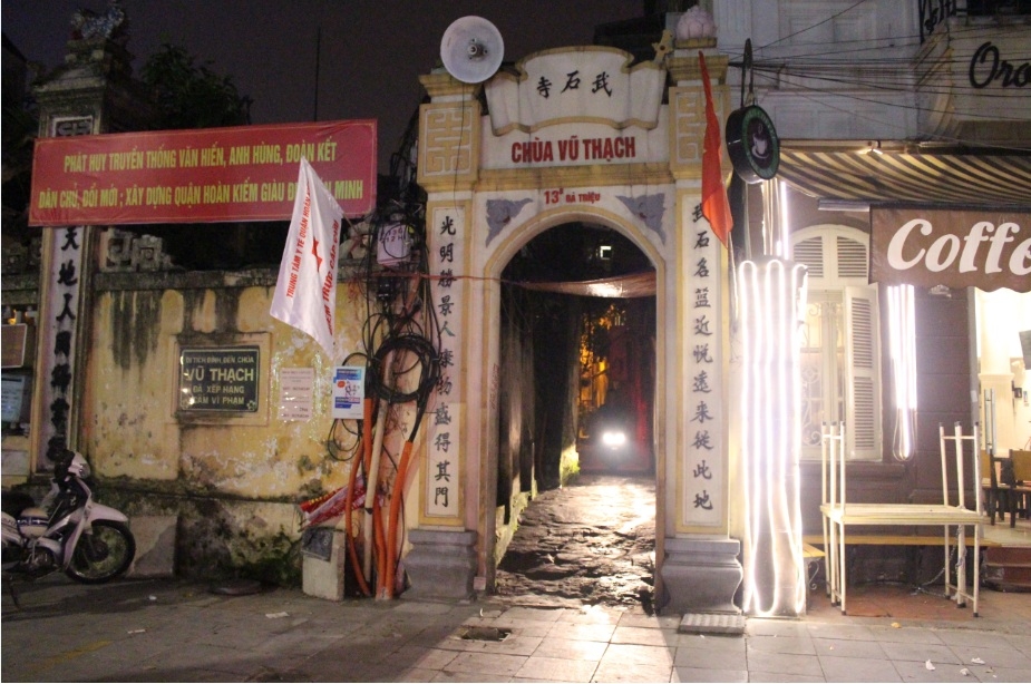 Hẻm chùa Vũ Thạch, đường đi vào quán có thâm niên trên 30 năm ở Hà Nội. (Hình: Liêu Thái/Người Việt)