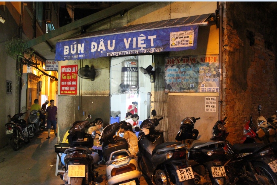 Đêm ở quán bún đậu hũ mắm tôm. (Hình: Liêu Thái/Người Việt)