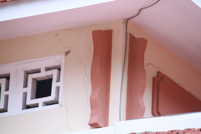 Các trụ bê tông đều sụt lún gây nứt máng xối, mái bằng cả hiên sau và trước công trình. (Hình: Báo Tuổi Trẻ)