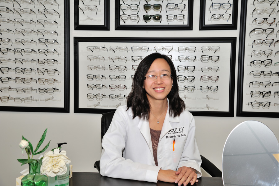 Bác Sĩ Elizabeth Du, MD (chuyên ngành nhãn khoa toàn diện, bao gồm mắt lòa, mắt cườm, nhãn áp, mắt khô và bệnh về võng mạc.
