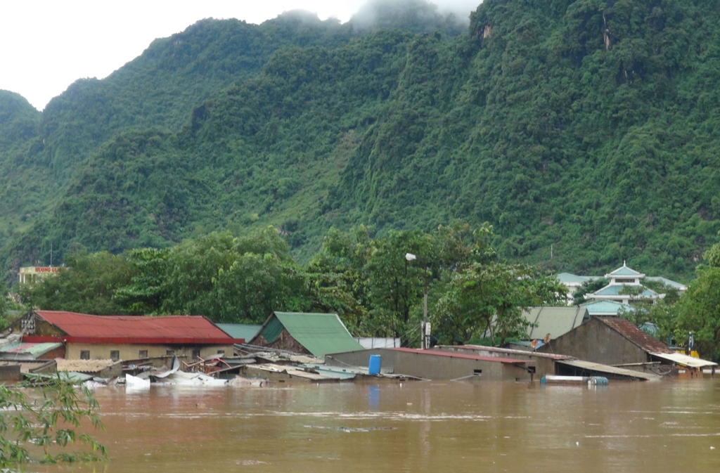 Submerged homes are seen in Bo Trach district of the central Vietnamese province of Quang Binh on October 15, 2016. At least 11 people have died with several more missing in heavy flooding in central Vietnam, state media said on October 15, 2016, with tens of thounsands of homes completely submerged by water. / AFP / VIETNAM NEWS AGENCY (Photo credit should read VIETNAM NEWS AGENCY/AFP/Getty Images)