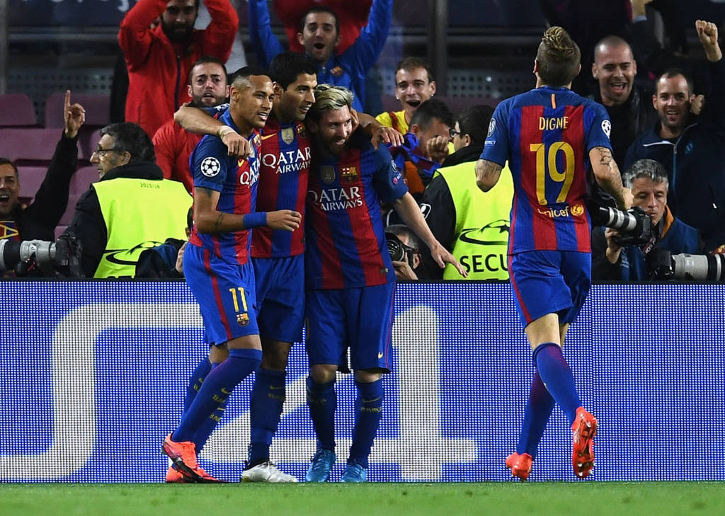 Tam tấu Neymar, Suarez và Messi ôm nhau vui mừng sau khi Messi ghi bàn thắng thứ ba trong trận đấu vòng bảng UEFA Champions League giữa Barcelona và Manchester City diễn ra trên sân Camp Nou, Barcelona ngày 19 tháng 10, 2016. (Hình: Getty Images)