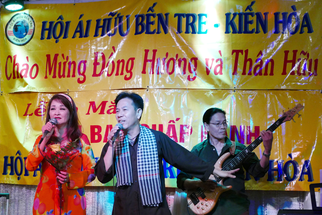 Song ca “Miền Tây Quê Tôi” với Ngọc Lan và Anh Khôi. (Hình: Văn Lan/Người Việt)