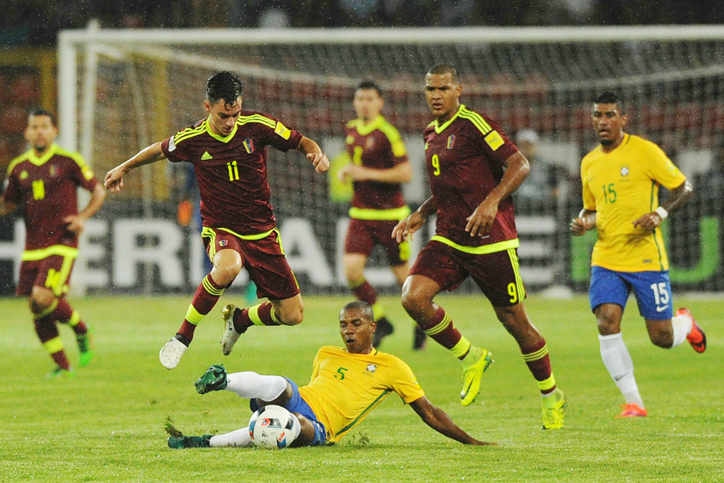 Cầu thủ Fernandinho (giữa) của Brazil tranh chấp bóng cùng với các cầu thủ Venezuela trong trận đấu vòng loại World Cup 2018 giữa Brazil và Venezuela diễn ra tại Merida, Venezuela ngày 11 tháng 10, 2016. (Hình: Getty Images)