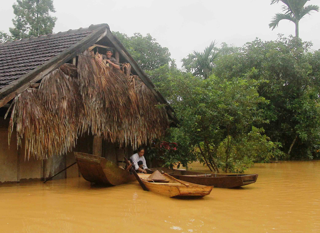 Người dân vùng lũ tại huyện Hương Khê, tỉnh Hà Tĩnh, hôm 15 Tháng Mười. (Hình: AFP/Getty Images)