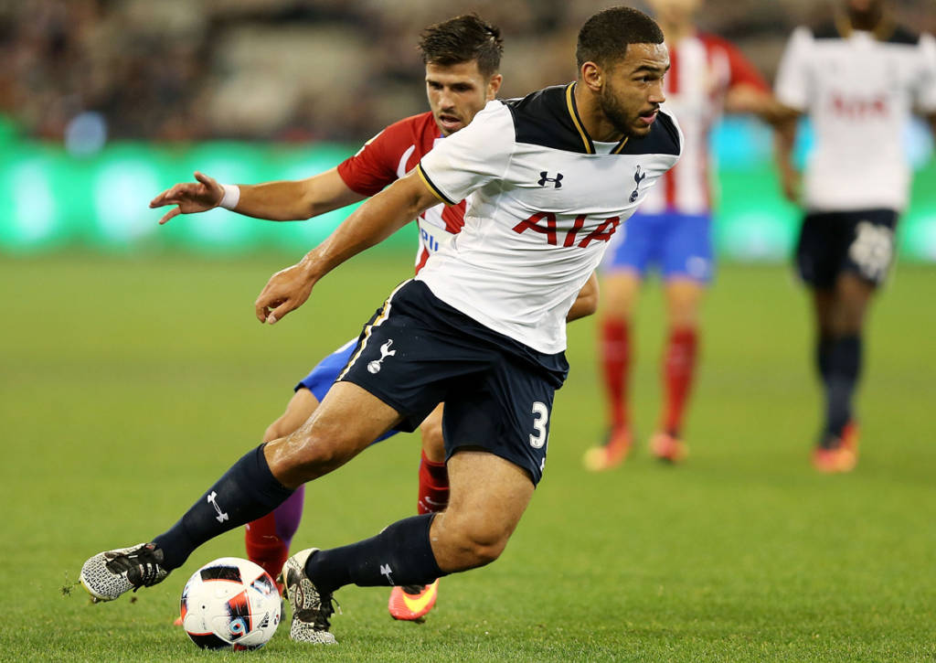Cameron Carter-Vickers của Tottenham dẫn banh trước sự truy cản của đối thủ trong trận đấu quốc tế giao hữu 2016 International Champions Cup Australia giữa Tottenham Hotspur và Atletico de Madrid diễn ra trên sân Melbourne Cricket Ground, Melbourne, Australia ngày 29 tháng 6, 2016. (Hình: Getty Images)