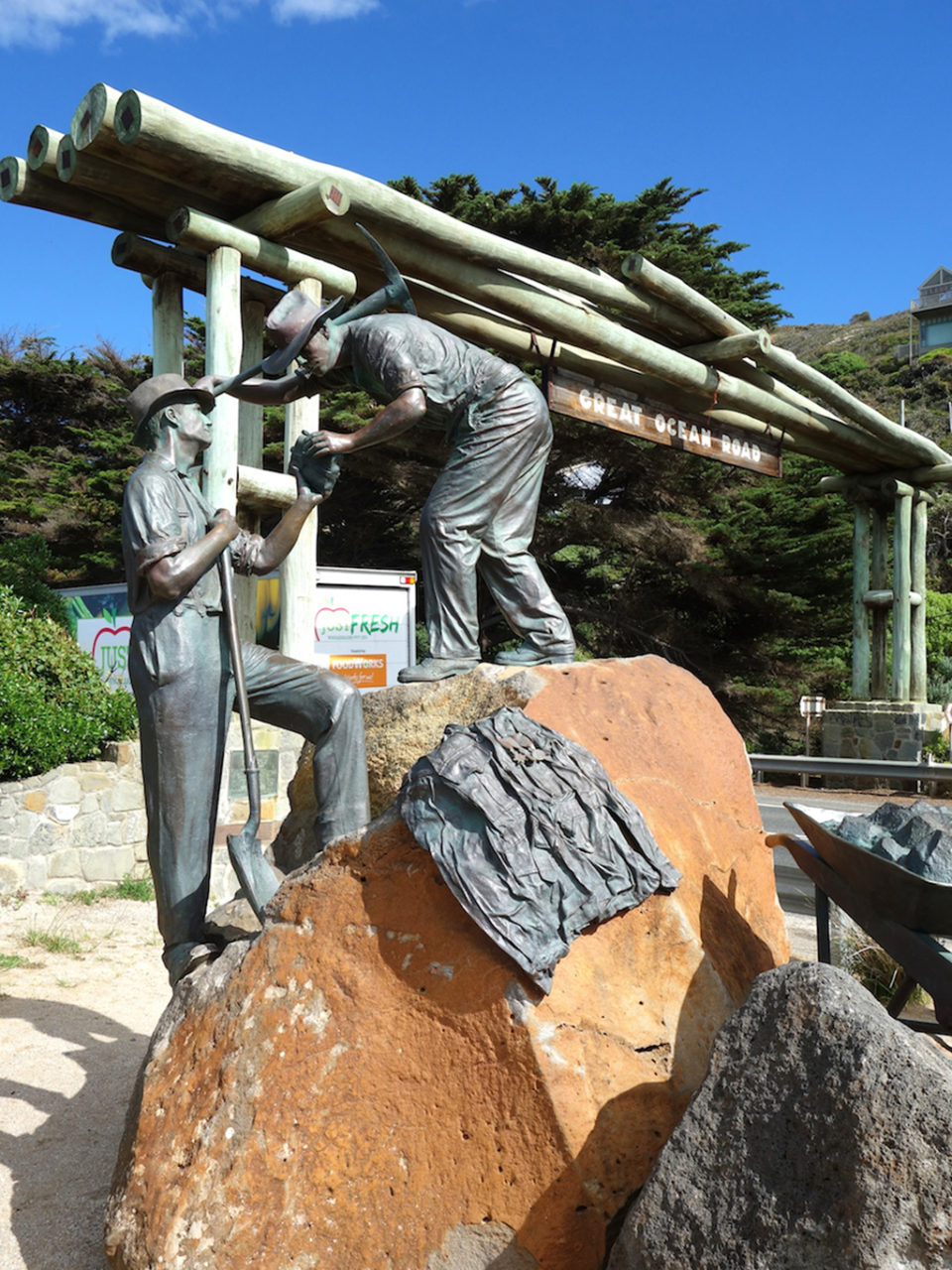 Cổng và tượng kỷ niệm các cựu chiến binh WWl Úc trên Great Ocean Road. (Hình: ATNT Tours & Travel)