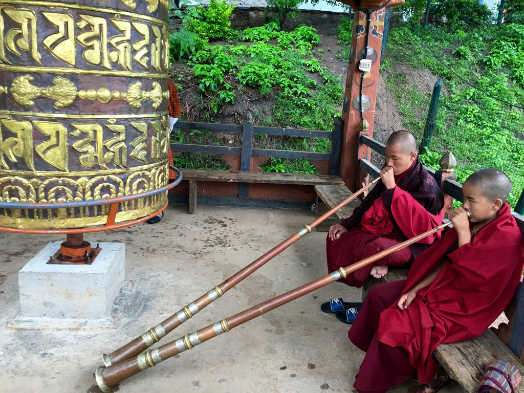Các tu sinh của ngôi chùa “cầu nguyện con cái” Chimi Lhakhang đang thực tập âm nhạc. (Hình: ATNT Tours & Travel)