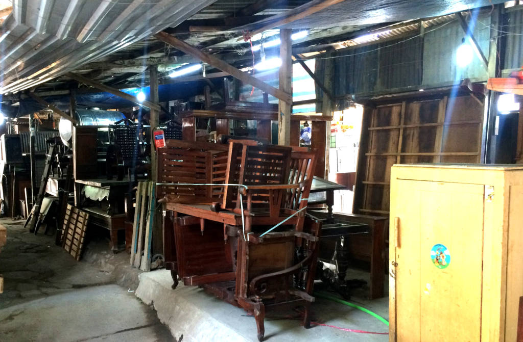 Các kho chứa đồ bên trong xóm đồ gỗ cũ dưới dạ cầu chữ Y. (Hình: Trần Tiến Dũng/Người Việt)