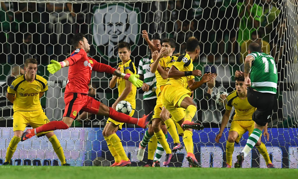 Tiền vệ Brazil của Sporting sút tung lưới Dortmund trong trận đấu vòng bảng giải UEFA Champions League giữa Sporting Lisbon và Borussia Dortmund diễn ra tại Lisbon, Bồ Đào Nha ngày 18 tháng 10, 2016. (Hình: Getty Images)