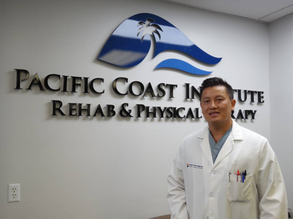 Bác Sĩ Christopher Ninh, giám đốc điều hành Pacific Coast Orthopaedic Institute.