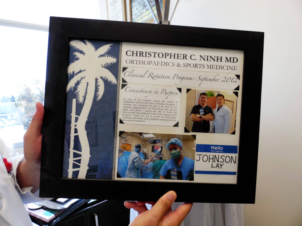 Lưu niệm của một sinh viên thực tập tặng Bác Sĩ Christopher Ninh.