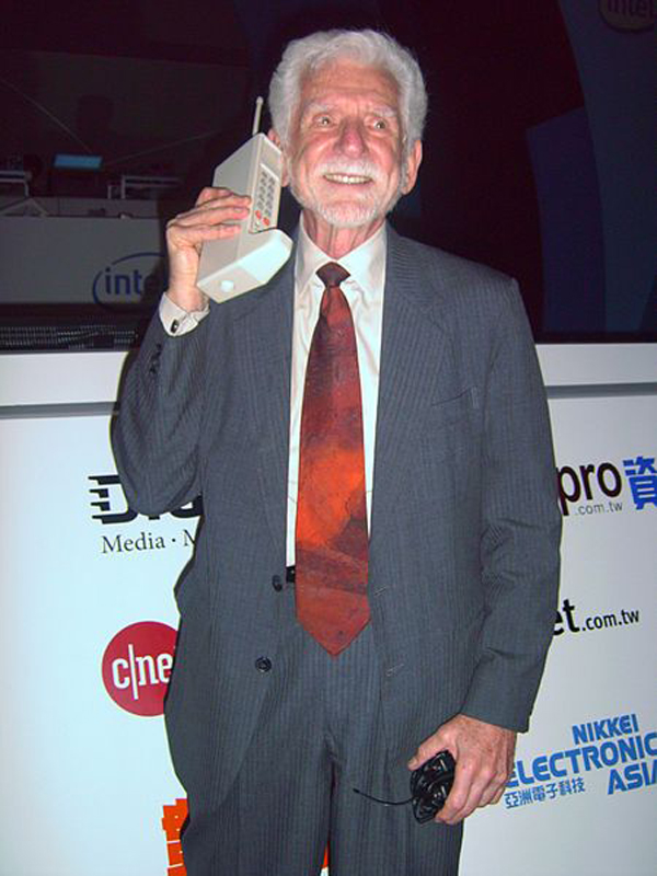 Tiến Sĩ Martin Cooper với “prototype” DynaTAC năm 1973. (Hình: Rico Shen)