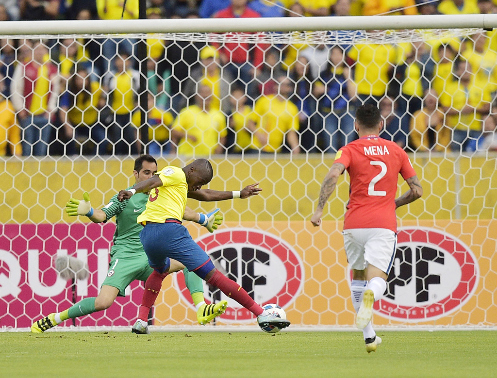 Tiền đạo Enner Valencia của Ecuador sút vào lưới thủ môn Claudio Bravo (trái) của Chile trong trận đấu vòng loại World Cup 2018 giữa hai đội Ecuador và Chile diễn ra tại Quito, Ecuador ngày 6 tháng 10, 2016. (Hình: Getty Images)