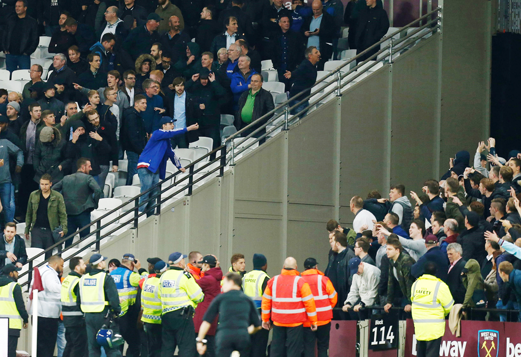 Các ủng hộ viên của hai đội West Ham và Chelsea đối diện nhau trong khi các nhân viên bảo vệ an ninh cũng như cảnh sát vất vả giữ gìn trật tự, tìm mọi cách tách rời hai nhóm này trong trận đấu giải EFL Cup giữa Chelsea và West Ham diễn ra tại London Stadium, London ngày 26 tháng 10, 2016. (Hình: Getty Images)