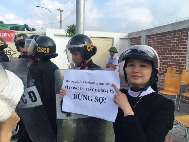 Một nữ tu tham gia biểu tình đòi đuổi Formosa hôm 2 Tháng Mười. (Hình: Facebook Hong Thai Hoang)