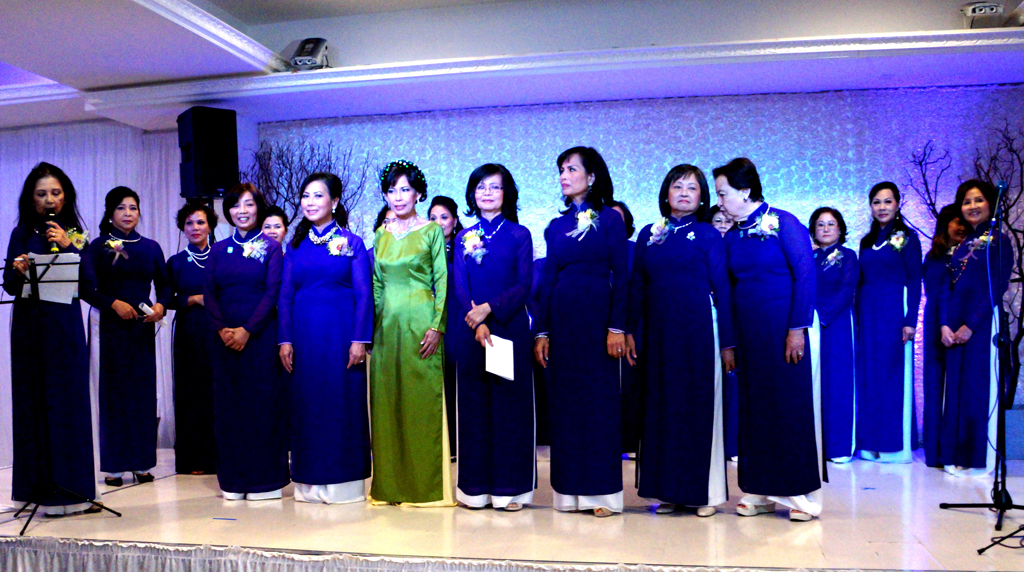 Tân ban quản trị hội cựu nữ sinh Gia Long nhiệm kỳ 2016-2018. (Hình: Lâm Hoài Thạch/Người Việt)