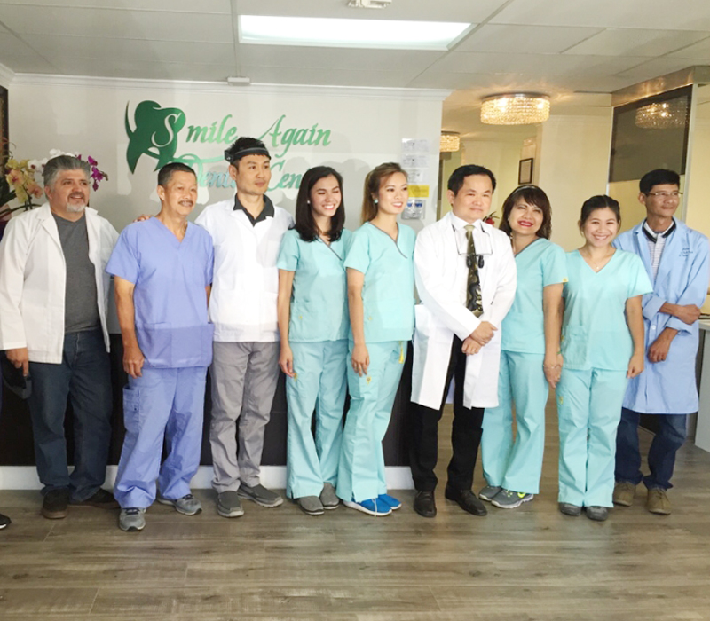 Bác Sĩ Anthony Nguyễn và nhân viên.