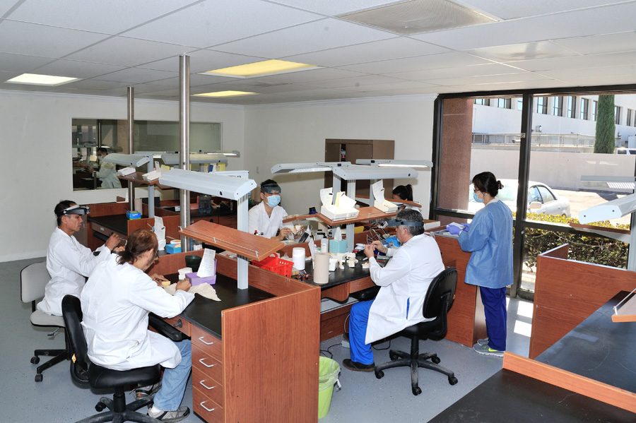 Phòng Lab với thành phần nhân viên nha khoa hùng hậu.
