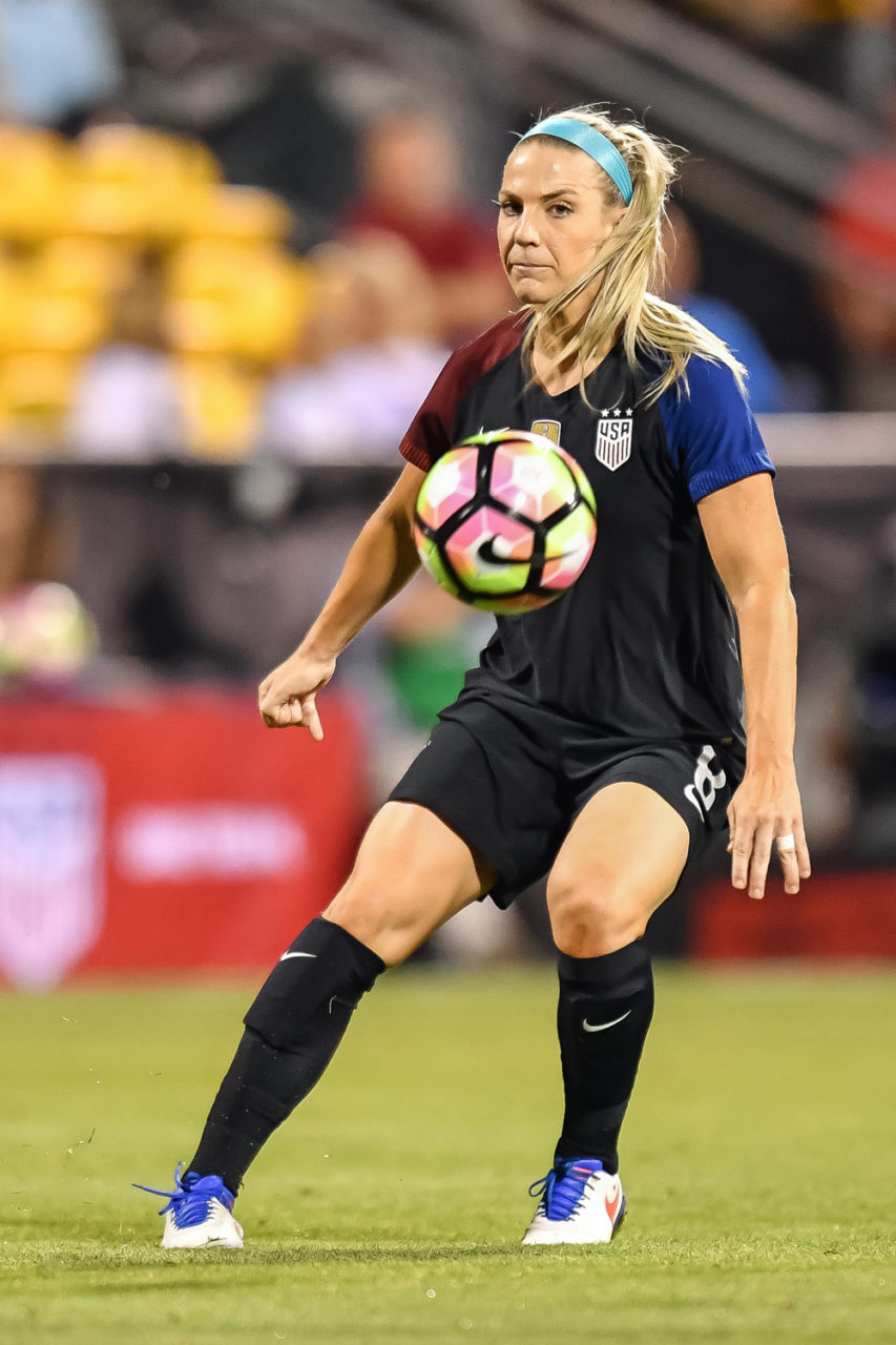 Nữ hậu vệ Julie Johnson số 8 của đội tuyển nữ Mỹ từng tham dự Women's World Cup 2015 và Olympics Rio 2016 sẽ không có mặt trong đợt tập trung tuyển nữ Hoa Kỳ thi đấu giao hữu với Switzerland. (Hình: Getty Images)
