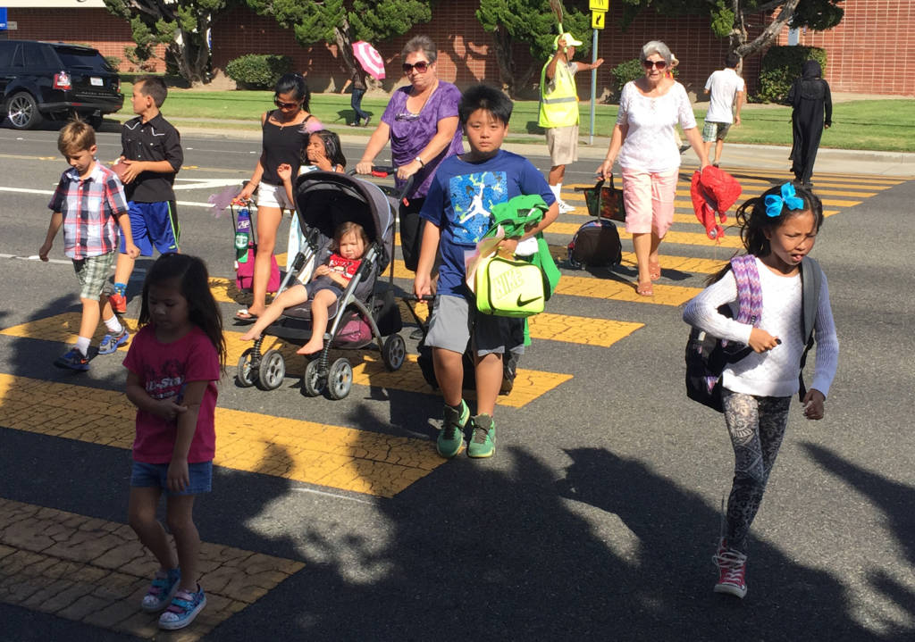 Học sinh lúc tan trường. (Hình: Khoa Lại/Người Việt)