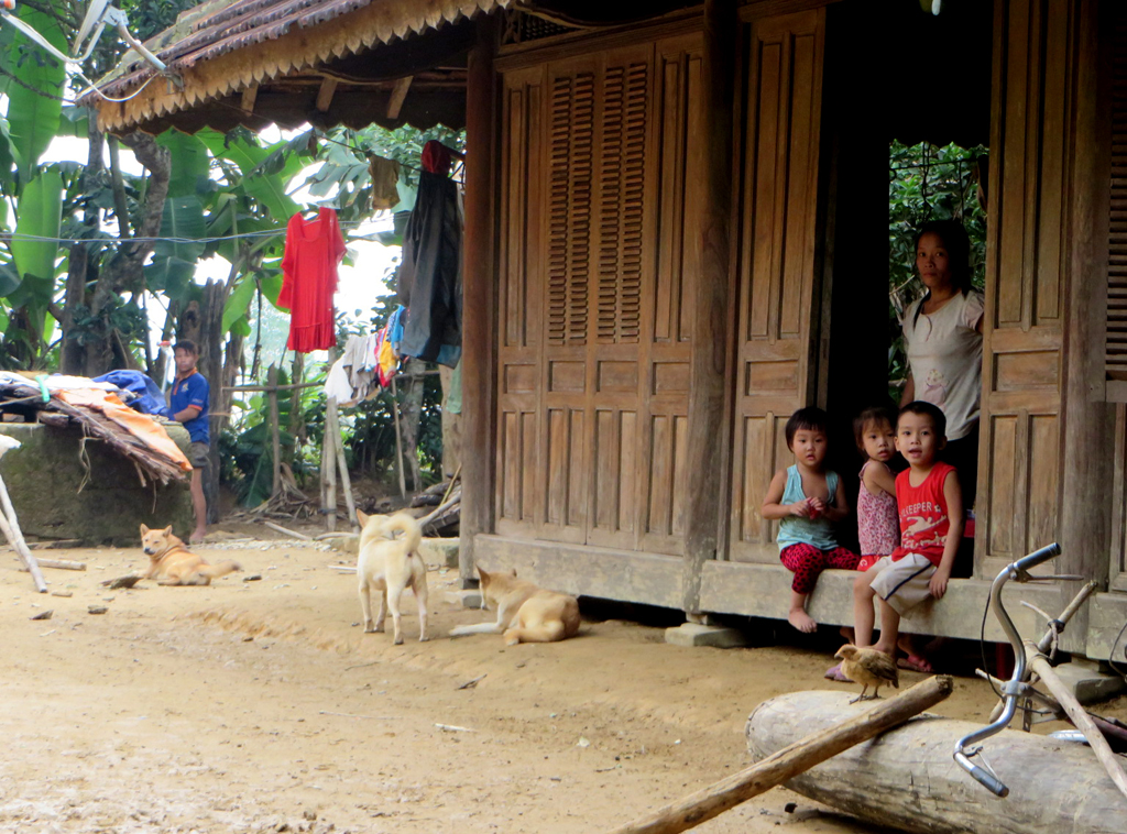 Một trong những nhà nằm ở đất cao rốn lũ Hương Khê. (Hình: Liêu Thái/Người Việt)