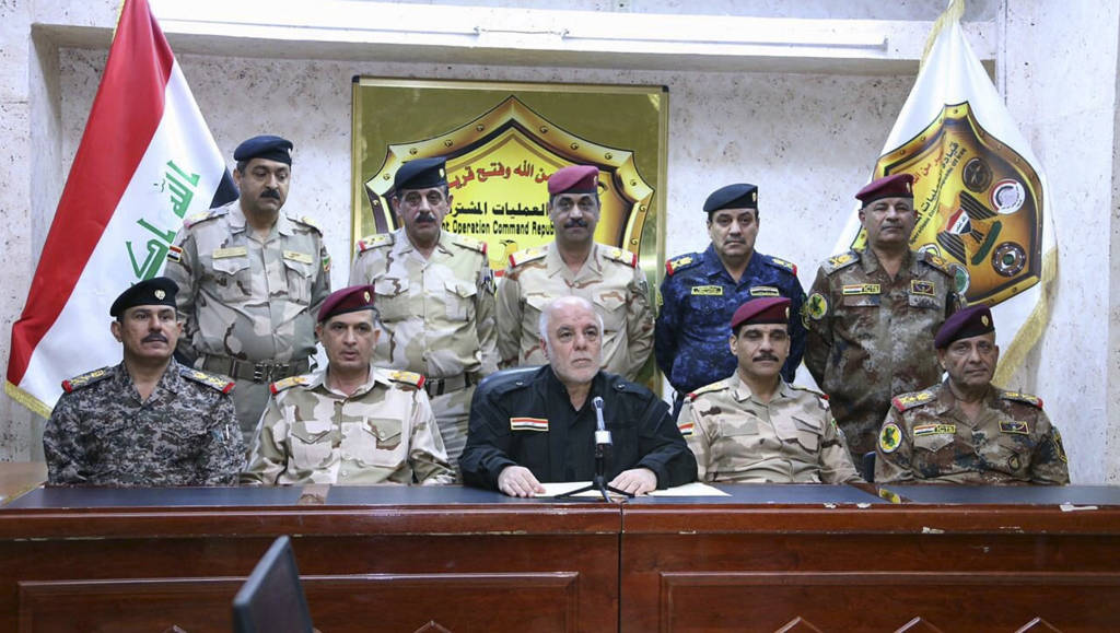 Thủ Tướng Haider al-Abadi (ngồi giữa) thông báo chiến dịch tái chiếm Mosul. (Hình: Iraq Prime Minister's office via AP)