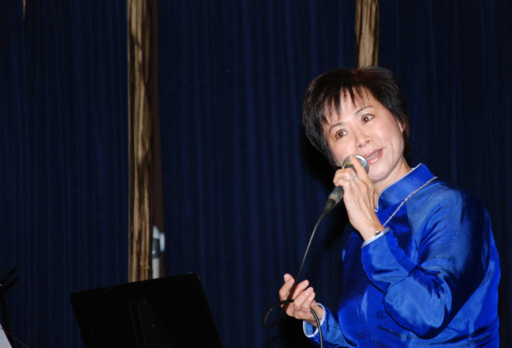Ca sĩ thân hữu Bích Lưu thật tình tứ với lời ca của “Hoa Soan Bên Thềm Cũ.”