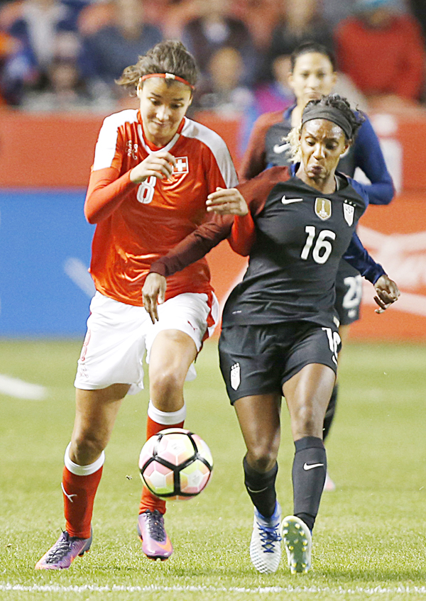 Crystal Dunn số 16 của tuyển nữ Mỹ, tranh bóng cùng với Cinzia Zehnder số 8 của Thụy Sĩ trong trận đấu giao hữu giữa tuyển nữ Hoa Kỳ và Thụy Sĩ diễn ra trên sân Rio Tinto Stadium, Sandy, Utah ngày 19 tháng 10, 2016. (Hình: Getty Images)