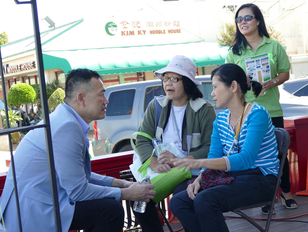 Bác Sĩ Clayton Chau trả lời câu hỏi về tâm bệnh. (Hình: Văn Lan/Người Việt)