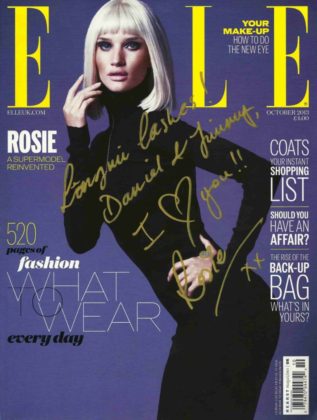 Supermodel Rosie tri &acirc;n Daniel với chữ k&yacute; tr&ecirc;n trang b&igrave;a Elle Magazine.