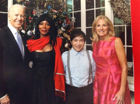 Daniel Ph&uacute; với c&aacute;c nh&acirc;n vật danh tiếng. B&igrave;a tr&aacute;i: Ph&oacute; Tổng Thống Hoa Kỳ, Joe Biden.