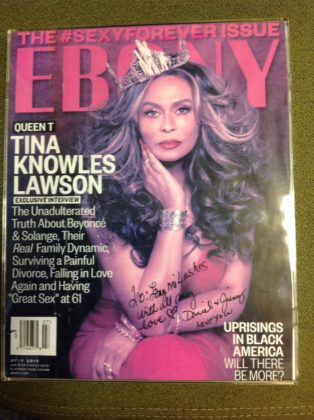 Chữ k&yacute; của kh&aacute;ch, c&ocirc; Tina Knowles Lawson tr&ecirc;n h&igrave;nh b&igrave;a của Ebony Magaine, July 2015, với lời c&aacute;m ơn Daniel Ph&uacute;.