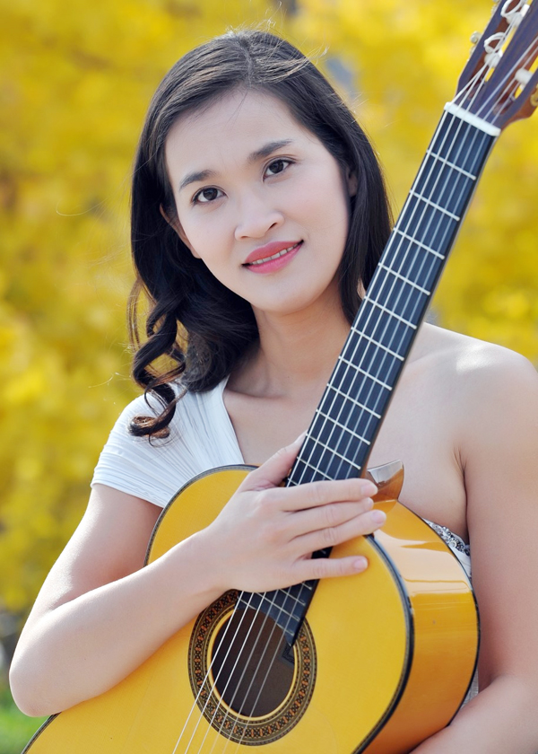Guitarist Phương Thảo. (Hình: Hội Guitar Cổ Ðiển Nam California cung cấp)