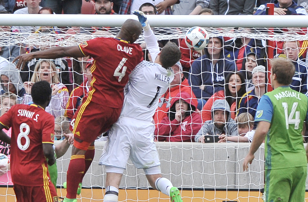 Cả hai cầu thủ Real Salt Lake và Seattle Sounders nhảy lên tranh chấp bóng ngay trước khung thành Seattle Sounders trong trận đấu giải MLS giữa hai đội diễn ra tại Rio Tinto Stadium, Sandy, Utah ngày 12 tháng 3, 2016. (Hình: Getty Images)