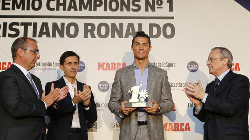 Ronaldo trong tay với giải thưởng cầu thủ xuất sắc nhất Champions League 2015-16 của hai tờ báo Marca và La Gazzetta dello Sport của Tây Ban Nha. (Hình: Google.com/images)