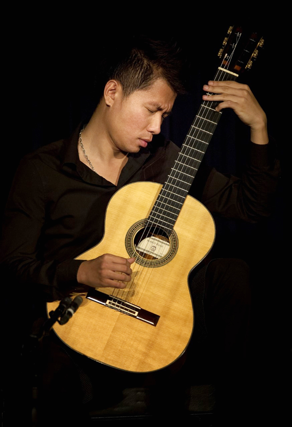 Guitarist Thái Minh. (Hình: Hội Guitar Cổ Ðiển Nam California cung cấp)
