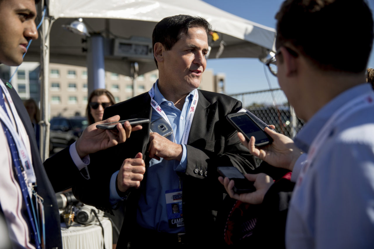 Tỷ phú Mark Cuban nói chuyện với truyền thông bên ngoài nơi tranh luận. (Hình: AP Photo/Andrew Harnik)