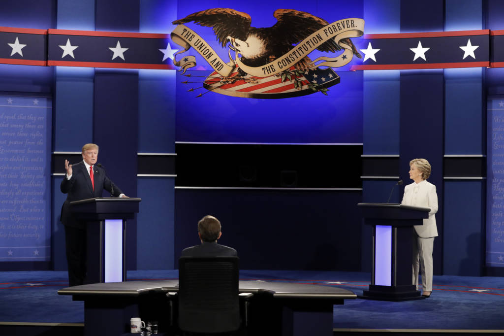 Hai ứng cử viên tiếp tục tranh luận, nhưng chưa có gì ồn ào như hai lần trước. (Hình: AP Photo/John Locher)