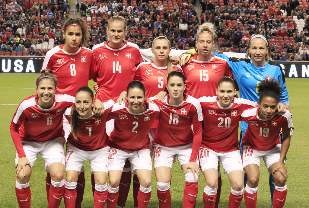 Tuyển nữ Thụy Sĩ trước trận đấu với Hoa Kỳ diễn ra trên sân Rio Tinto Stadium, Sandy, Utah ngày 19 tháng 10, 2016. Hoa Kỳ thắng Thụy Sĩ 4-0. (Hình: Getty Images)