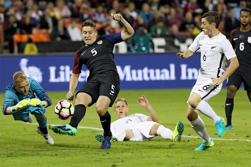 Hậu vệ Hoa Kỳ Matt Besler số 5 phá banh trước khung thành đội nhà trong trận đấu giao hữu giữa tuyển Hoa Kỳ và New Zealand diễn ra tại RFK Stadium, Washington DC, ngày 11 tháng 10, 2016. (Hình: Getty Images)