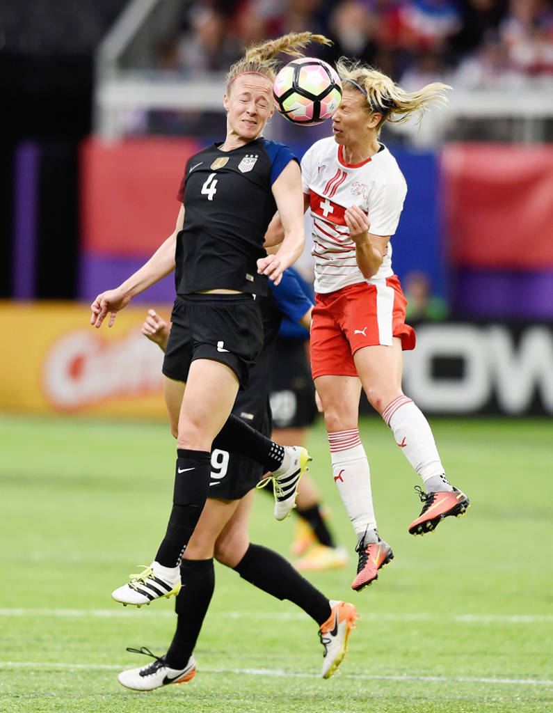 Becky Sauerbrunn số 4 của Hoa Kỳ và Lara Dickenmann số 11 của Thụy Sĩ nhảy lên tranh chấp bóng bằng đầu trong trận đấu giao hữu giữa tuyển nữ Hoa Kỳ và Thụy Sĩ diễn ra tại US Bank Stadium, Minneapolis, Minnesota, ngày 23 tháng 10, 2016. (Hình: Getty Images)